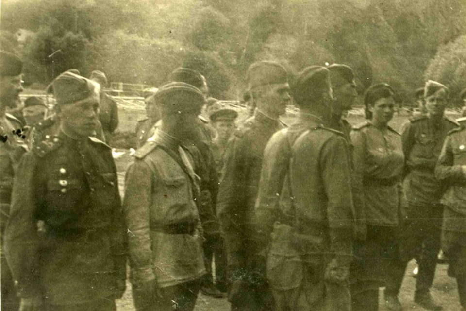 5 июня 1945 года. Леонид Волков (крайний слева). Чехословакия. Война окончена. Фото: личный архив.