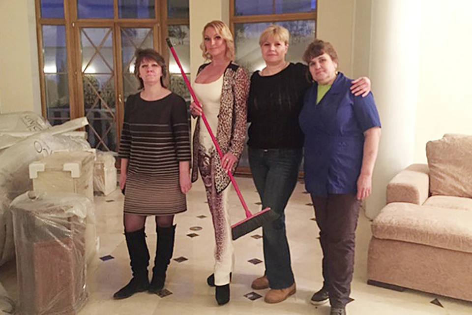 Анастасия Волочкова, вооружившись метлой, помогает рабочим с уборкой своего нового особняка