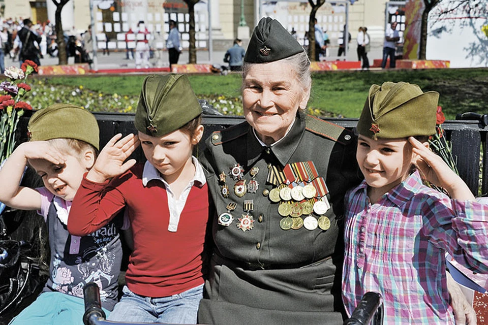 «Комсомолка» выяснила, как каналы планируют привлечь внимание зрителей в День Победы