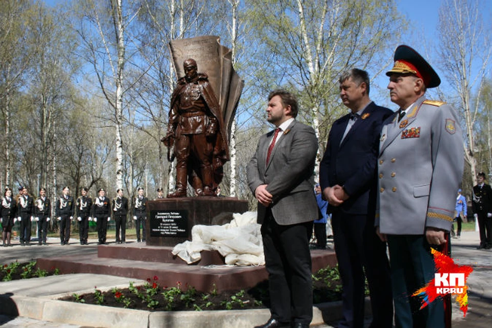 На открытие памятника Булатову пришли первые лица города и области.