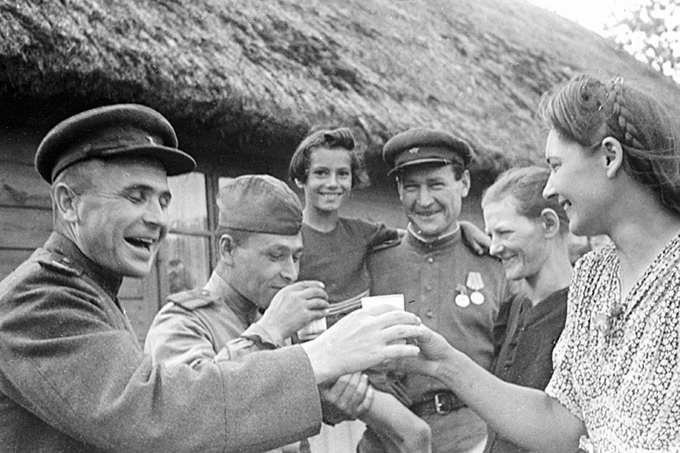Жительницы польской деревни встречают советских воинов