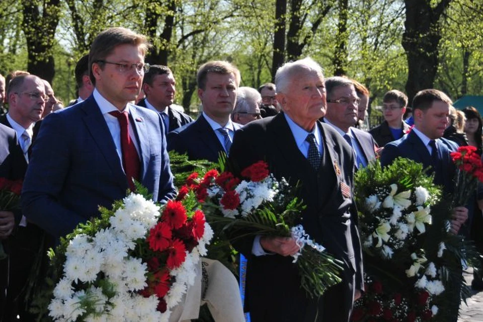 Первый  русский мэр Риги Нил Ушаков (слева) на праздничной церемонии в День Победы у монумента Освободителям