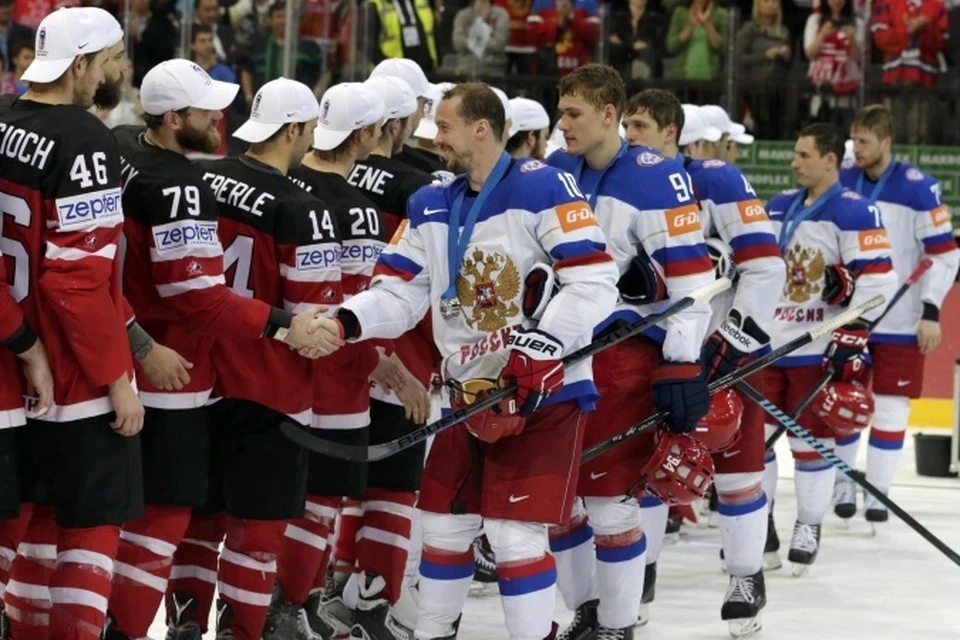 После поражения в финале российские хоккеисты пожали руки соперникам из Канады.