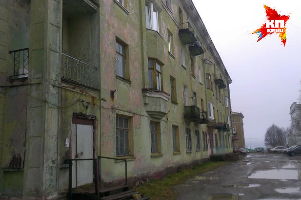 Внешне дом, 1941-го года постройки, выглядит не самым ухоженным.
