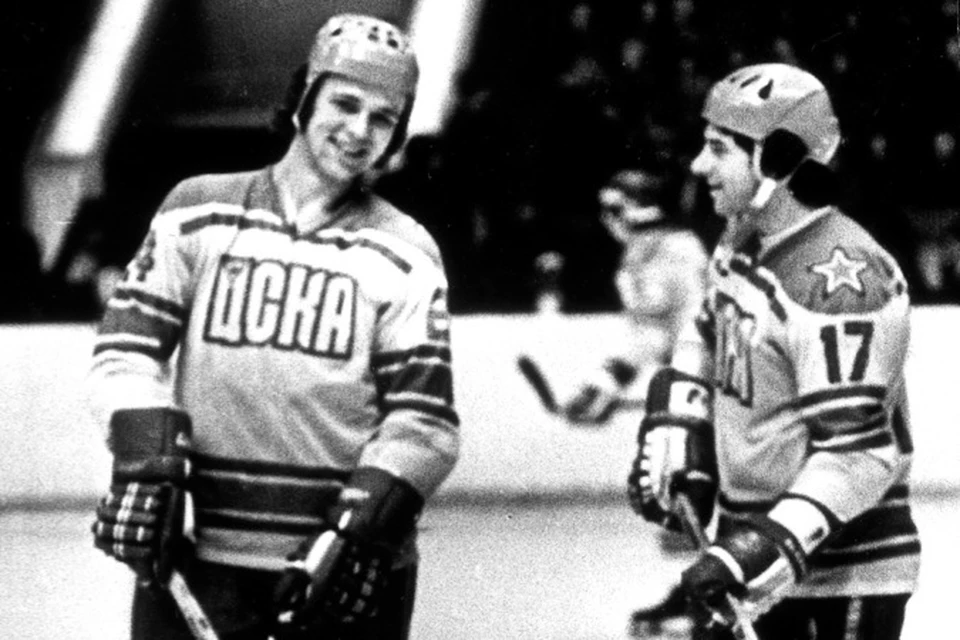 Фетисов (слева) многое узнал о хоккее от Валерия Харламова, который был старше Славы на 10 лет.Фетисов (слева) многое узнал о хоккее от Валерия Харламова, который был старше Славы на 10 лет. Фото Анатолия Бочинина.