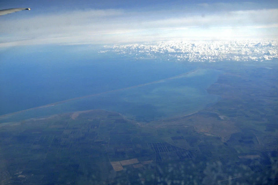 Вид из самолета на южную часть Арабатской стрелки и залива Сиваш. Фото: википедия
