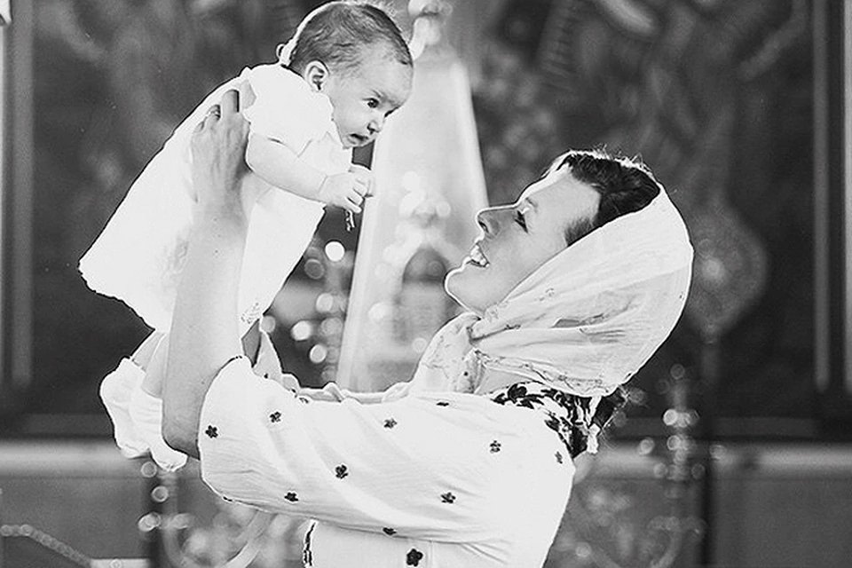 Мила Йовович крестила дочь в православном храме и нарекла ее Дарьей. Фото: ИНСТАГРАМ Милы Йовович