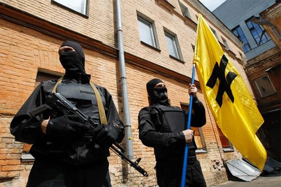 Бойцы батальона Азов перед отправкой на восток Украины.