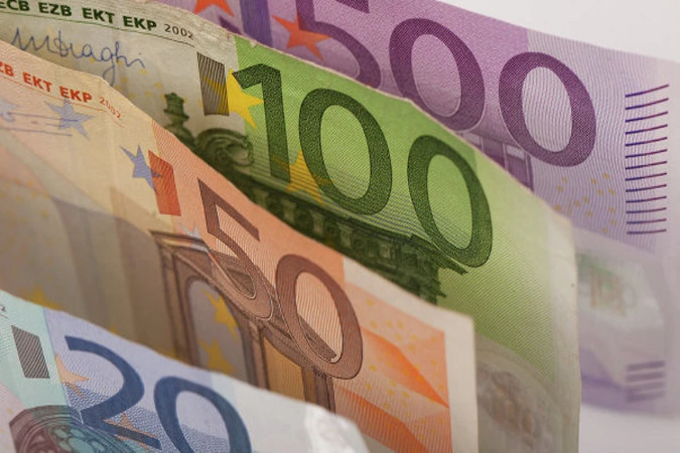 Евро взлетел выше 61 рубля на фоне обстрелов в Донбассе