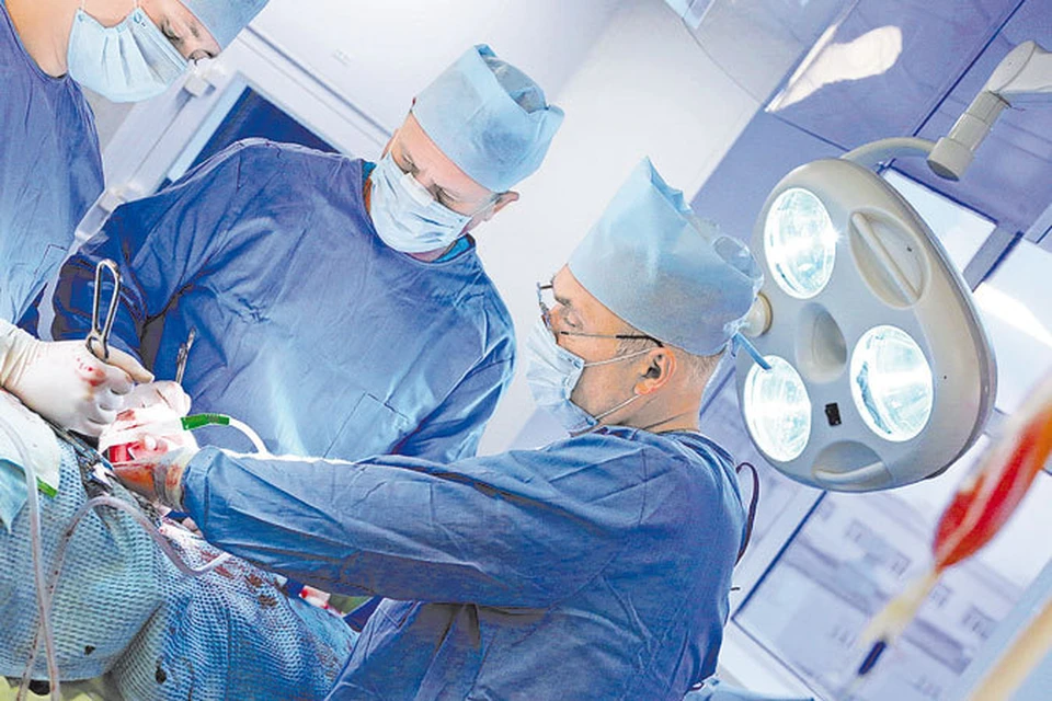 Несмотря на высокий пост, Анвар Бакиров (справа)  продолжает проводить операции