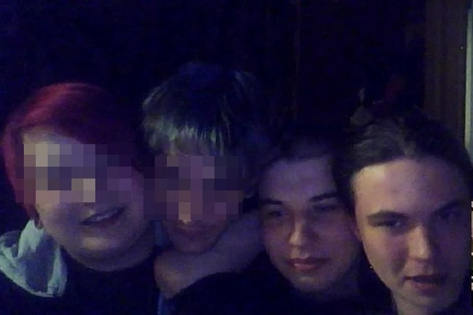 Это фото сделано за несколько часов до трагедии. Слева направо: Ирина, Леня и их убийцы - Сергей Букаев и Константин Сурков.