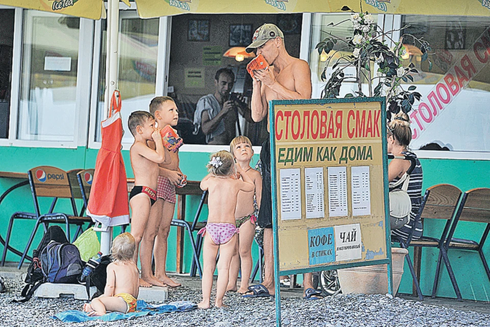 Не бойтесь ехать в Крым с детьми. Мы проверили - здесь для них раздолье. А в крымских кафе и даже столовых все вполне съедобно.