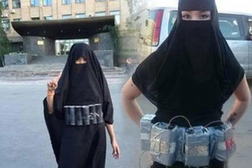 Девушки разместили в соцсетях снимки с «поясами смертниц» на фоне Дома правительства