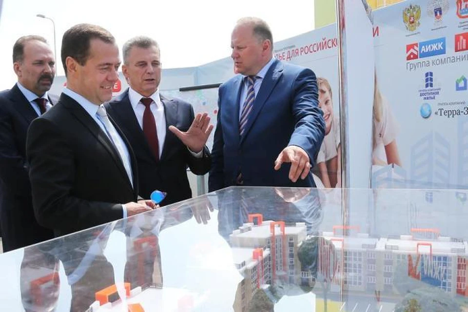 Премьер-министр России Дмитрий Медведев осматривает макет жилищного комплекса «Авангардное»