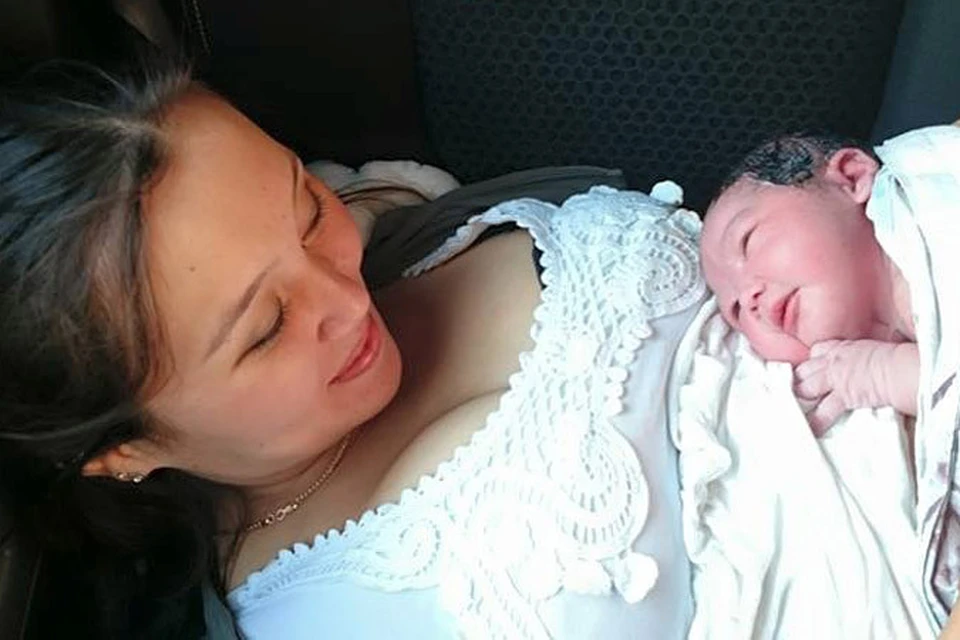 «Прекрасная девочка пришла в этот мир. И прямо у меня в машине)))» - написала Архипова на своей страничке в Фейсбуке над фото Шахзады и ее новорожденной дочери