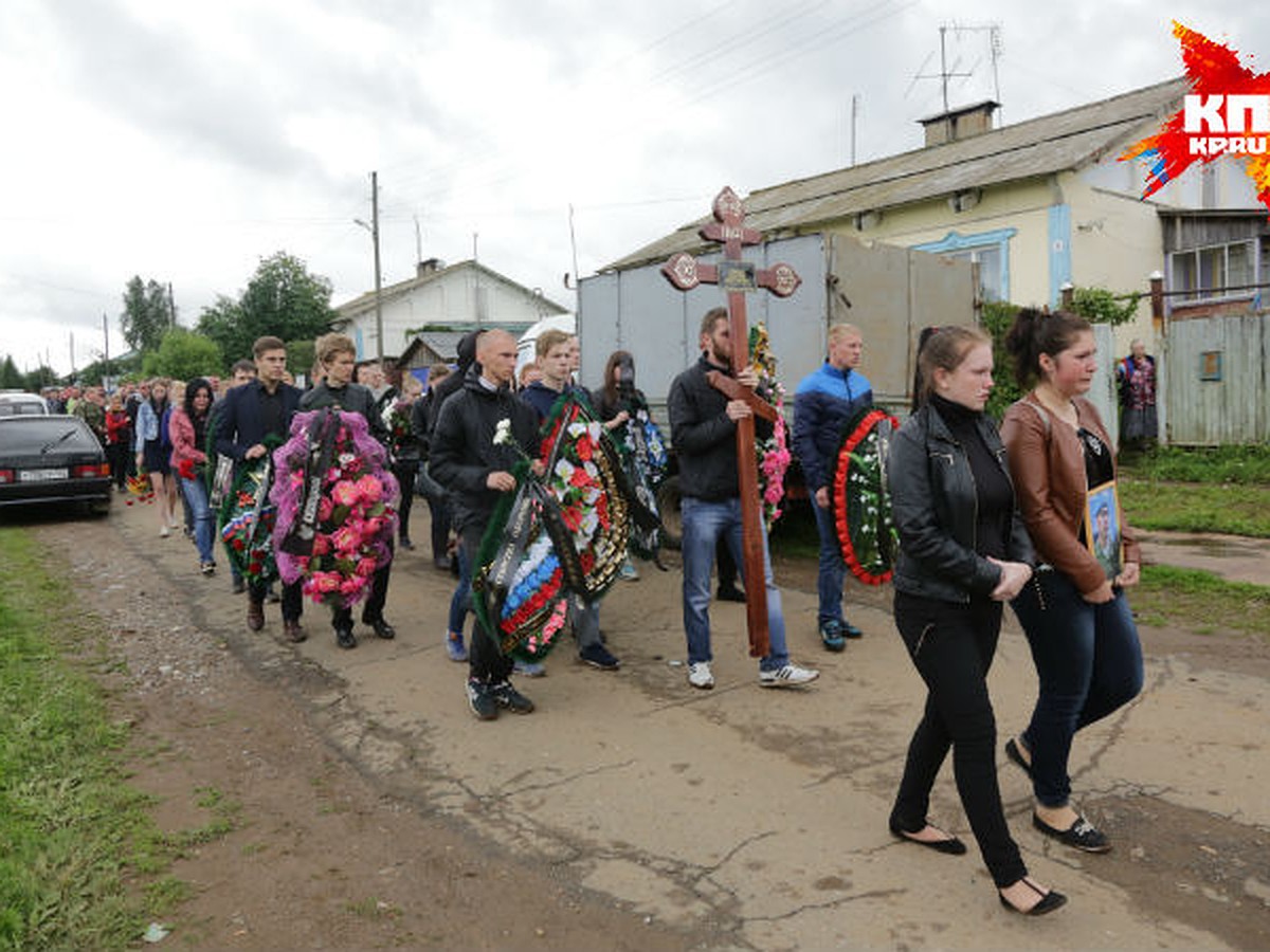 Похороны погибших в Омске солдат из Удмуртии: военный хор и три залпа -  KP.RU