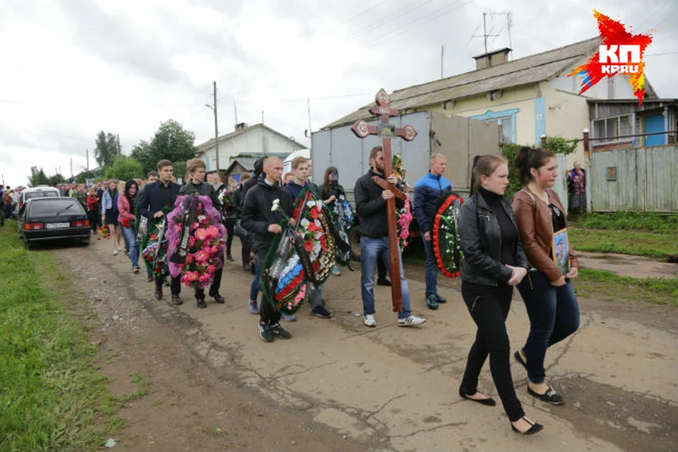 Похороны погибших в Омске солдат из Удмуртии: военный хор и три залпа. Фото: Николай Сюваев.