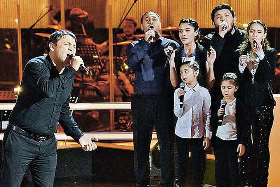 Буша Гоман вышел на сцену «Голоса» со всеми своими детьми. Участники нового шоу смогут сделать то же самое.