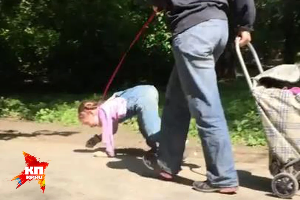 Женщина просила девочку полаять и дать лапу Фото: скрин с видео