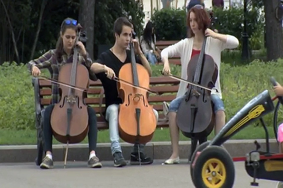 Едва затих главный фонтан Парка Горького, как вокруг него начинают собираться люди с музыкальными инструментами...