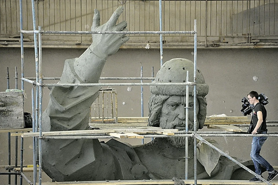 Модель памятника князю Владимиру изготовил скульптурный комбинат имени Вучетича.