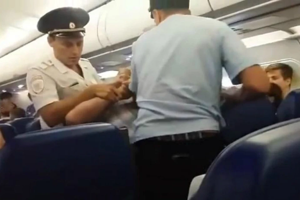 Стражи порядка не сразу справились с пьяным пассажиром. Фото: скриншот видео c YouTube.