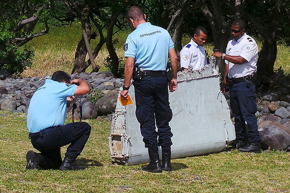 Рыбаки нашли обломок правого крыла пропавшего малайзийского «Боинга» в 4200 километрах от места падения