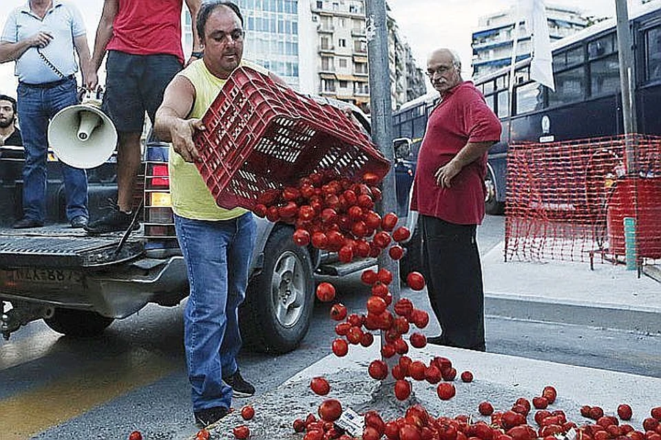 Греческие фермеры уничтожают овощи, до эпохи санкций отправляемые в Россию. Теперь тем же займутся россияне на границе.