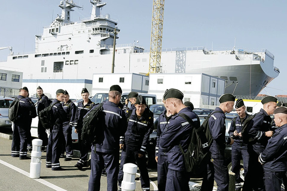 Российские моряки, которые проходили обучение во Франции, попрощались с «Мистралями» еще в прошлом году. Фото: AP Photo