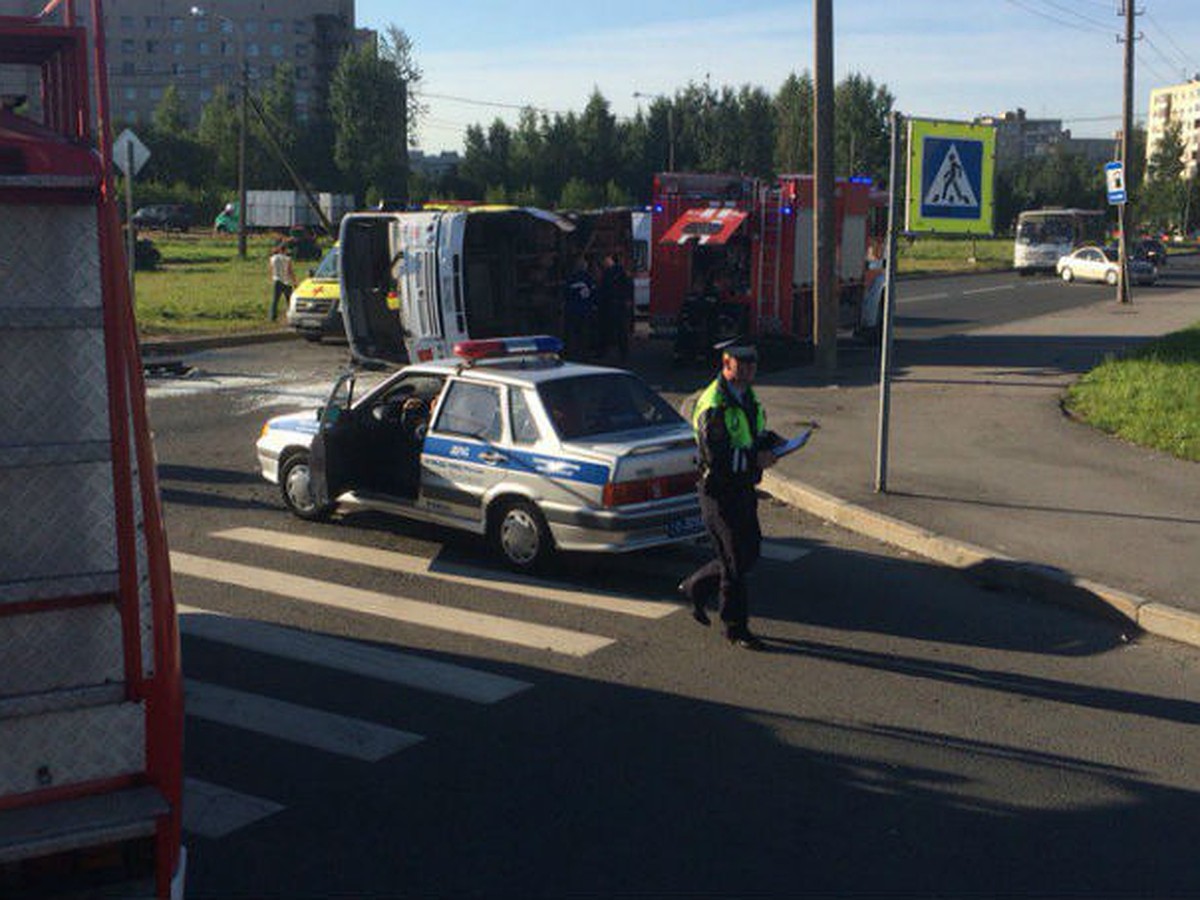 Девять человек пострадали в аварии с маршруткой на проспекте Солидарности -  KP.RU