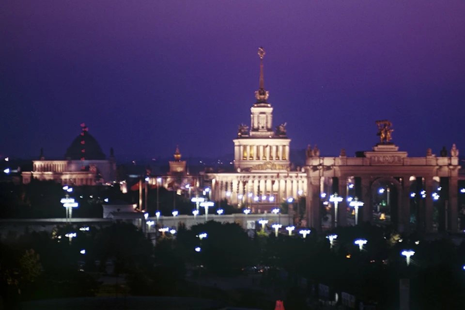 В программе ночных прогулок — осмотр главных достопримечательностей ВДНХ