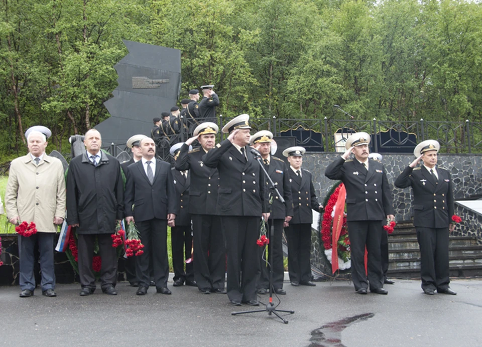 Почтить память погибшим морякам собрались не только их близкие, но и высокопоставленные лица.