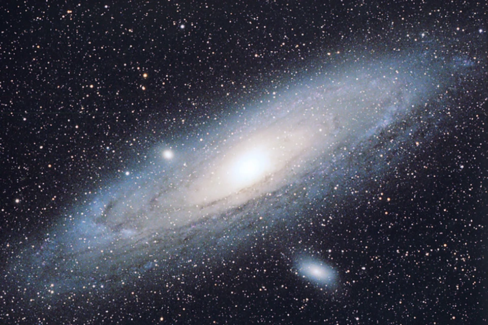 Другим примером «галактики-каннибала» предположительно является Туманность Андромеды