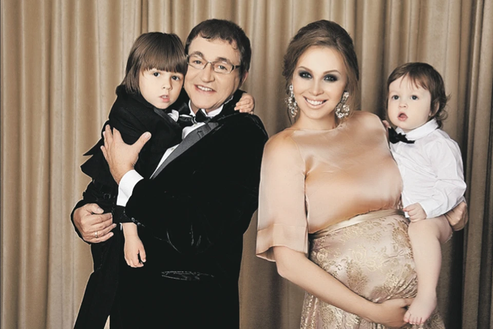 В ожидании третьего ребенка Полина Диброва снялась в новом шоу (на фото - с Дмитрием Дибровым и их сыновьями Александром и Федором).