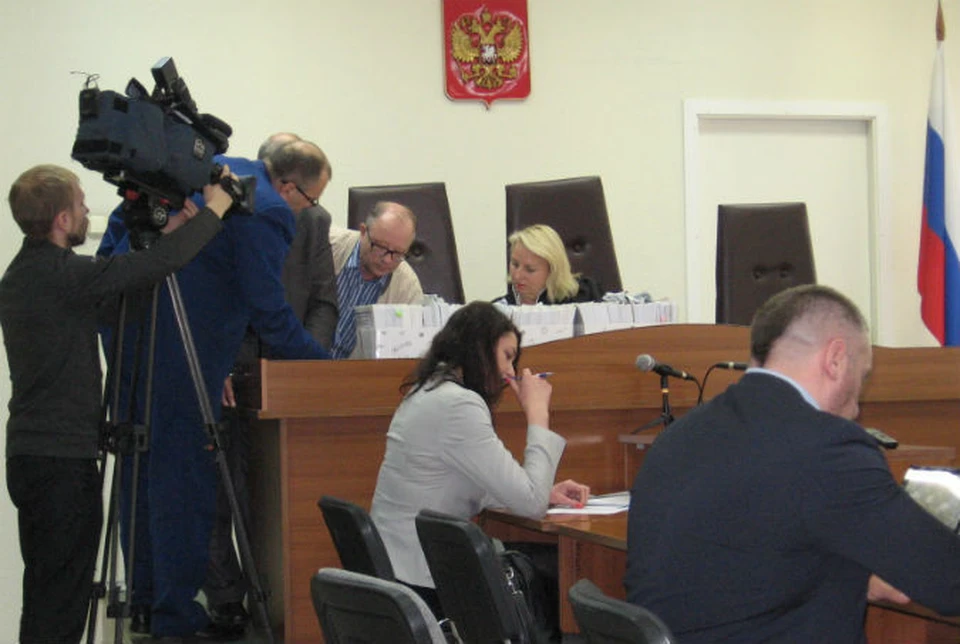 Виктор Григорьев попросил судью приобщить к делу его копию ответов на вопросы. Фото: Наталья Дмитриева