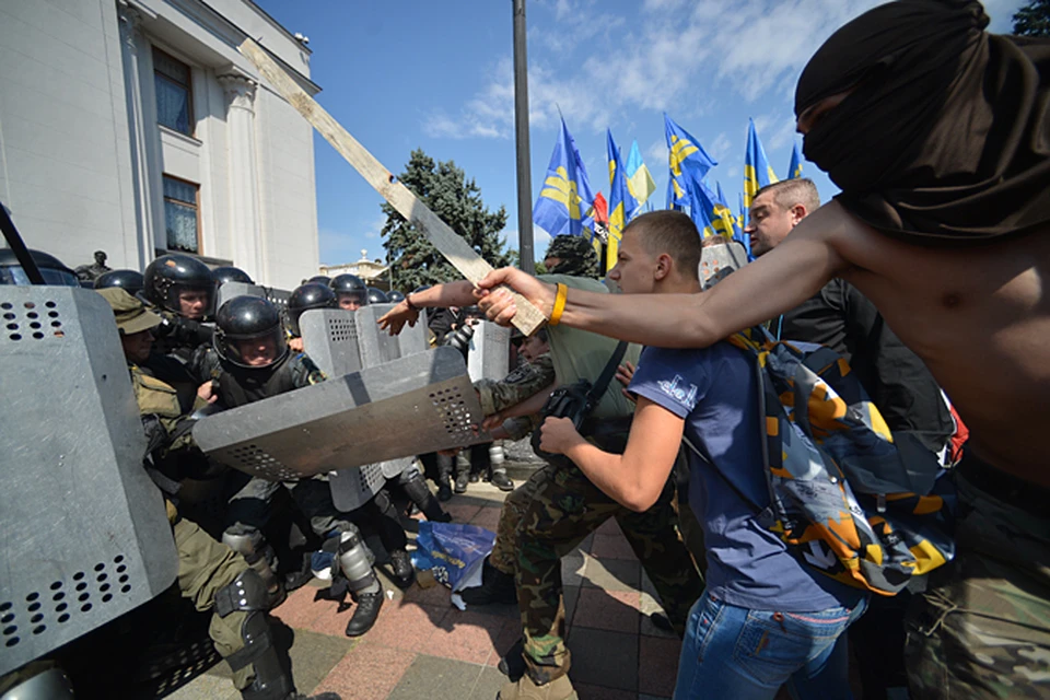 Практически сразу после этого около 1,5 тысяч митингующих у здания Рады боевиков «Правого сектора» (запрещенной в России организации) пошли на штурм парламента