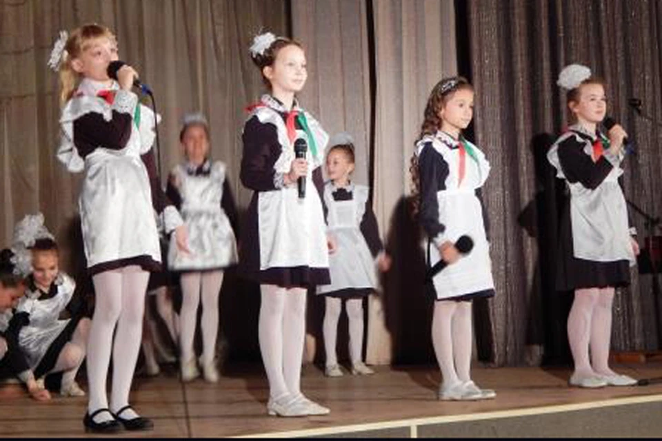 В Борисовской гимназии ученицы весь учебный год носят советскую школьную форму Фото: gimn1.of.by