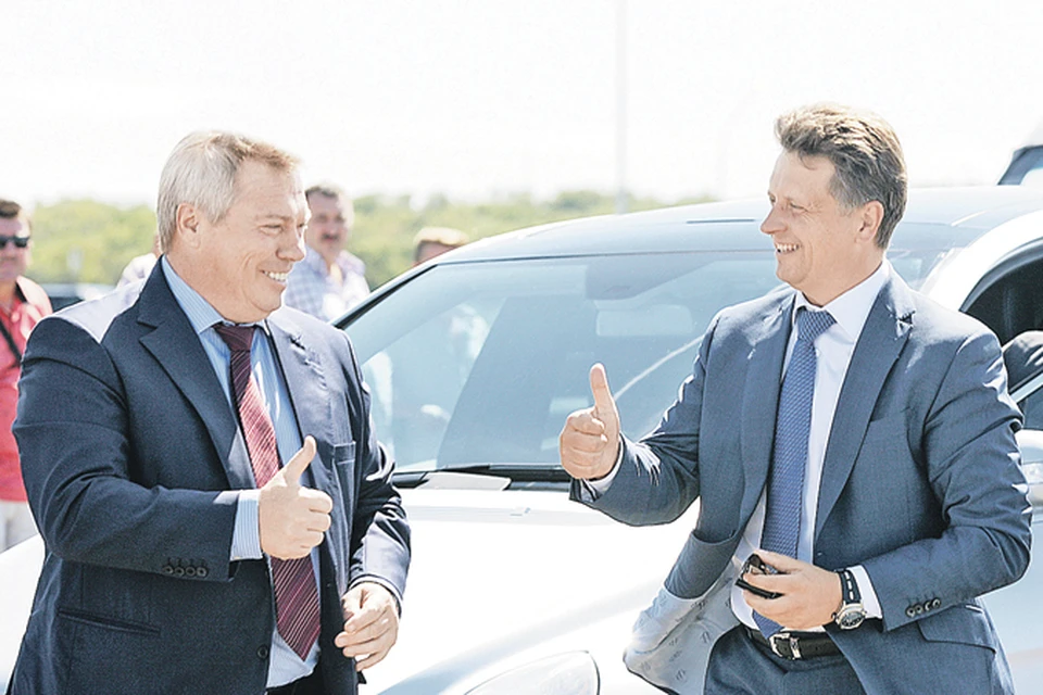 Василий Голубев (слева) и Максим Соколов оценили качество новой магистрали. Фото: Пресс-служба губернатора РО