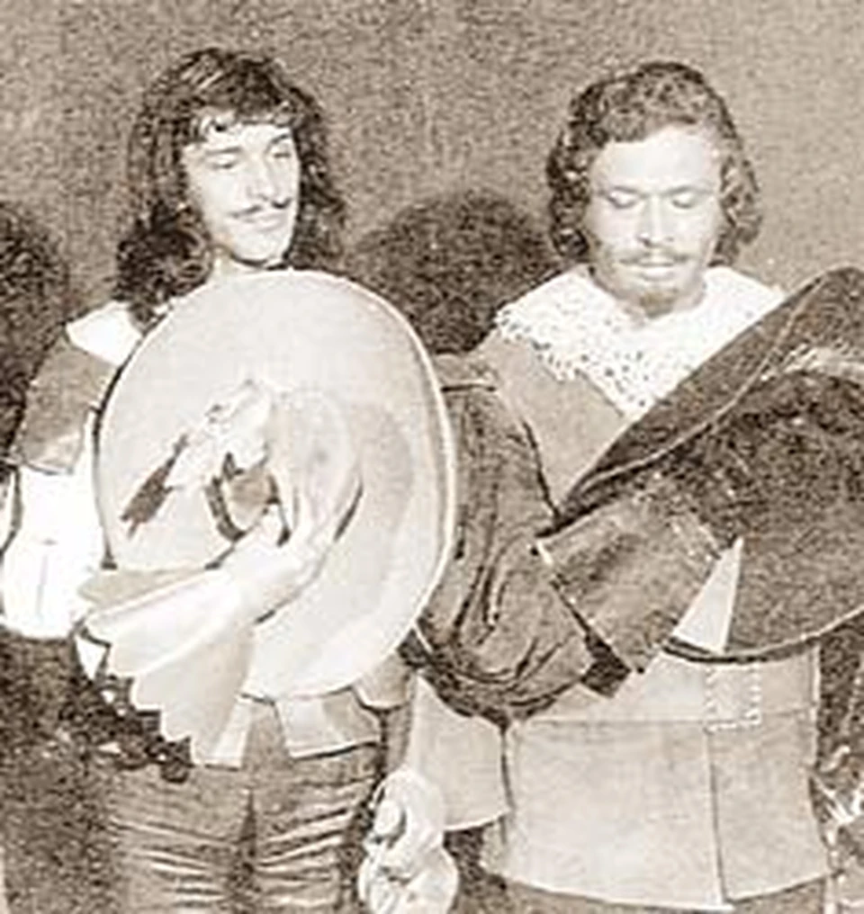 Такими могли быть д"Артаньян (слева) в исполнении Александра Абдулова и Портос в исполнении Георгия Мартиросяна (справа).