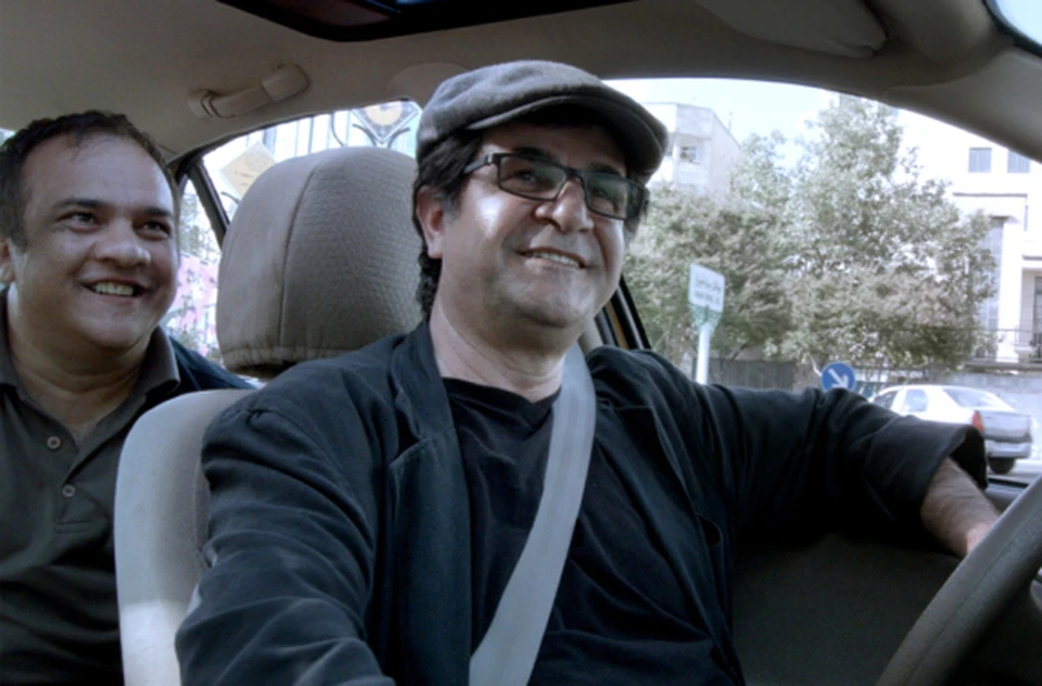 На экраны вышел фильм-победитель Берлинского фестиваля, «Такси», снятый Джафаром Панахи в заточении
