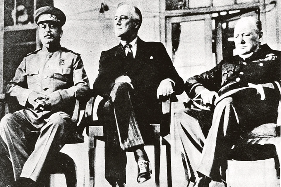 Создать ООН Сталин, Рузвельт и Черчилль (слева направо) договорились в Ялте. Но Сталин потом жалел, что поддался на уговоры Рузвельта разместить штаб-квартиру ООН в США.