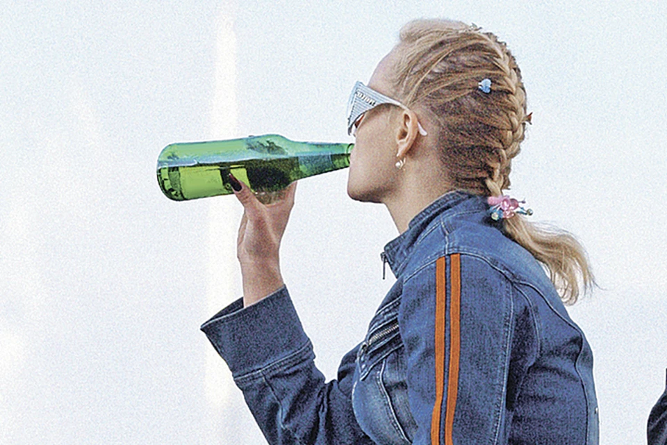 Каждая пятая девушка не реже трех раз в неделю прикладывается к бутылке. Фото: PhotoXPress.ru