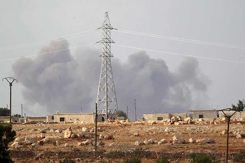 Дым в районе уничтоженного авиацией РФ объекта боевиков близ города Идлиб