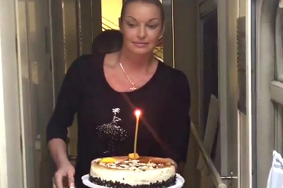 Анастасия Волочкова поздравила друга тортом с церковной свечой