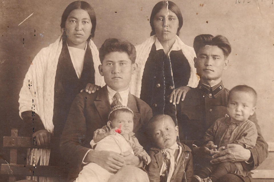 Последний раз свою супругу Карим Джунусов (слева в первом ряду) видел в 1942 году. Фото: архив семьи Джунусовых. Снимок 1934 года