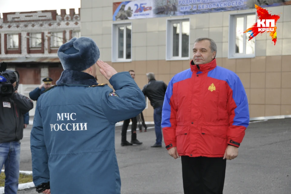 В Мурманске министра встречали со всеми почестями.