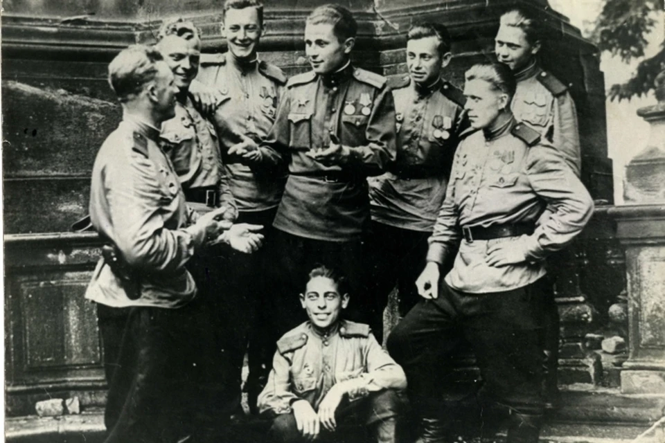 9 мая 1945 года Владимир Лицман (в центре) встретил в Праге.