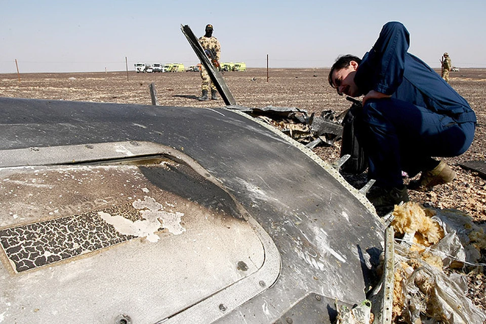 Обломки самолета Airbus A321 авиакомпании "Когалымавиа", который выполнял рейс 9268 Шарм эш-Шейх - Санкт-Петербург на месте крушения в 100 км от Эль-Ариша на севере Синайского полуострова.