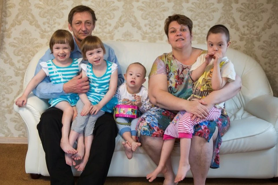 За последние пять лет Черноокие "родили" пятерых приемных малышей. Рома в день, когда корреспонденты "КП" приезжали в гости, был на учебе.