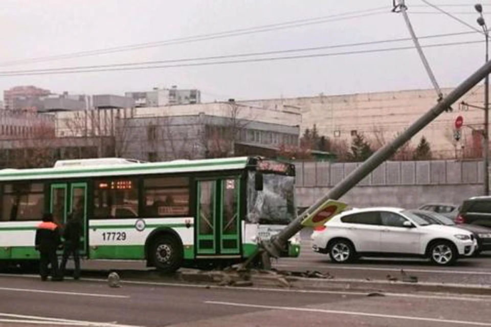 Автобус столб. ДТП автобуса на Варшавском шоссе. Автобус Москва авария в столб Мосгортранс. Москва автобус въехал в столб. Рейсовый автобус врезался в столб.